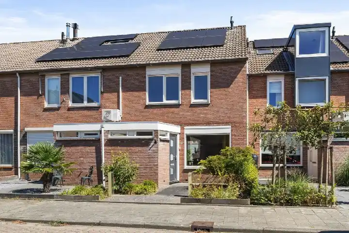 Terraced house for sale: Burgemeester Notermansstraat 49, De Leeuwerik Best