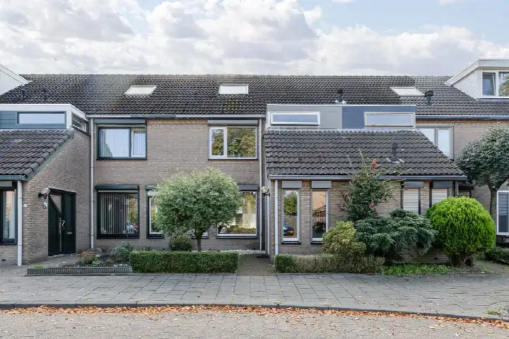 Terraced house for sale: Burgemeester Notermansstraat 9, De Leeuwerik Best