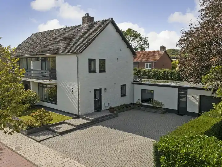 Semi-detached for sale: Burgemeester Smeelelaan 80, Antoniusparochie Waalwijk