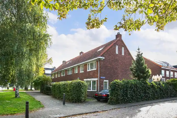 Corner house for sale: Burgemeester Smitstraat 2, Burgemeestersbuurt Zaandam