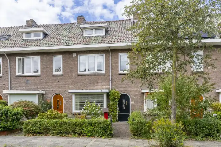 Tussenwoning te koop: Burgemeester van der Voort van Zijplaan 57, Tuindorp en Van Lieflandlaan-West Utrecht