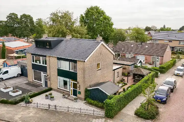 Twee-onder-één-kap te koop: Burgemeester van Elkstraat 20, Horssen Horssen