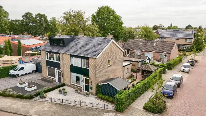 Twee-onder-één-kap te koop: Burgemeester van Elkstraat 20, Horssen Horssen
