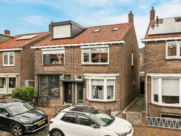 Semi-detached for sale: Burgemeester Ypeijstraat 12, Buitenuitbreiding-Oost Sliedrecht