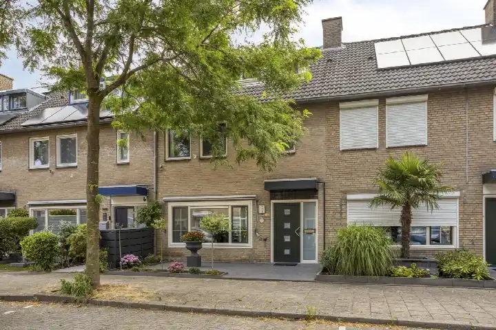 Terraced house for sale: Busweg 20, Heesterakker Eindhoven