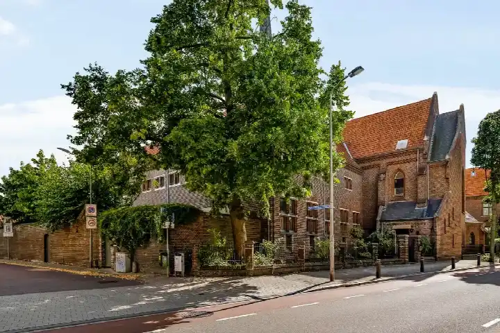 Tussenwoning te koop: Carmelitessenstraat 50, Binnenstad Roermond