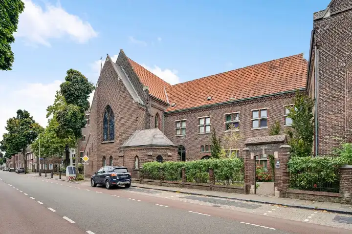 Tussenwoning te koop: Carmelitessenstraat 54, Binnenstad Roermond