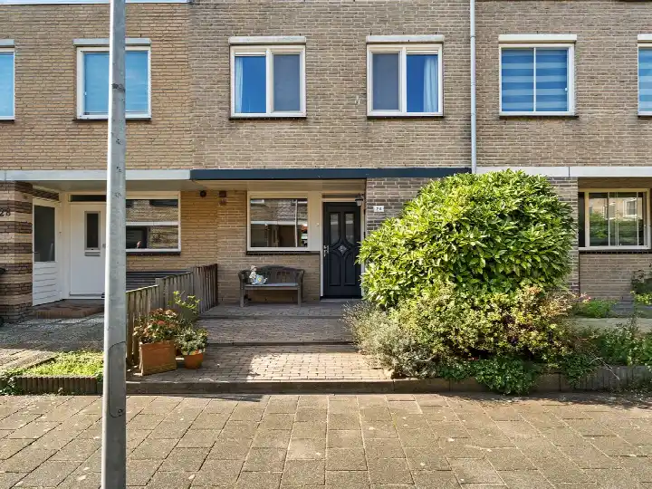 Corner house for sale: Caro van Eyckstraat 26, Westerwatering Zuid Zaandam