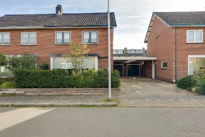 Twee-onder-één-kap te koop: Carry van Bruggenstraat 6, Wipstrik-Noord Zwolle