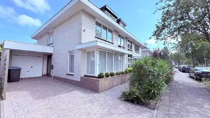 Hoekwoning te huur: Catharina van Renneslaan 8, Betsy Perkbuurt Amstelveen
