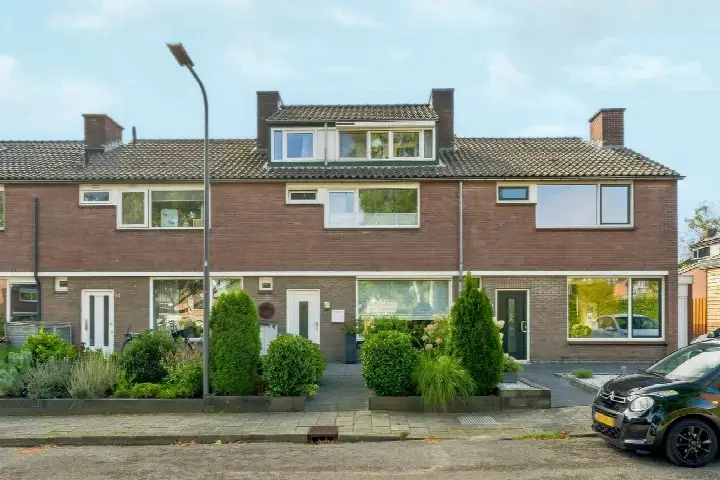 Tussenwoning te koop: Catharina van Rennesplein 12, Dieren-West boven spoorlijn Dieren