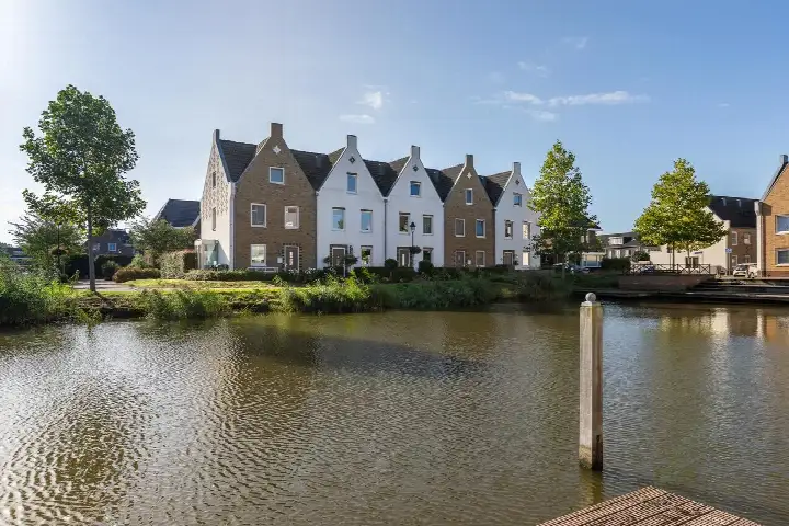 Terraced house for sale: Charles Barklastraat 21, Nobelhorst West Almere