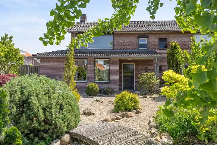 Twee-onder-één-kap te koop: Chrysantenstraat 32, Bloemenwijk Veghel