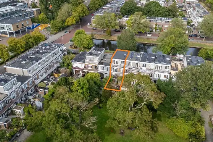 Terraced house for sale: Chrysantplein 14, Bloemenbuurt-West 'S-Gravenhage
