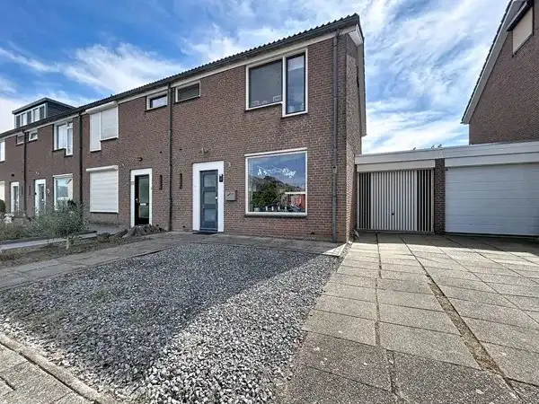 Terraced house for sale: Clivialaan 25, Kern Hoek Hoek