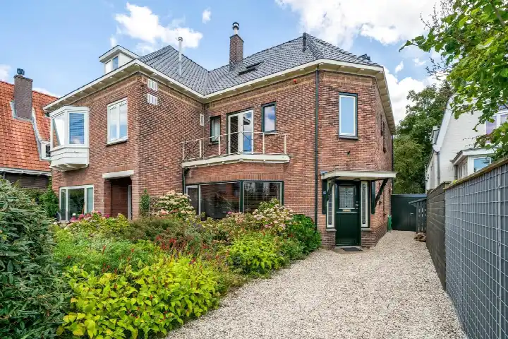 Tussenwoning te koop: Comeniuslaan 45, Prins Hendrikkwartier Bussum