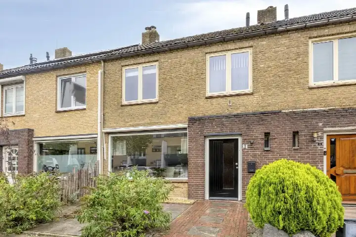 Tussenwoning te koop: Commissaris Bosch van Drakesteinlaan 3, De Kruiskamp 'S-Hertogenbosch