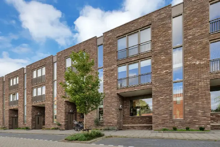 Tussenwoning te koop: Connie Meijerstraat 6, Rijksstraatweg en omgeving Hellevoetsluis