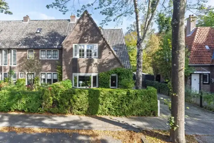Hoekwoning te koop: Constantijn Huijgenslaan 13, Vondellaan Bussum