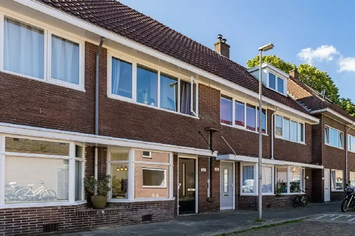 Tussenwoning te koop: Cornelis Dirkszstraat 151, Geuzenwijk Utrecht