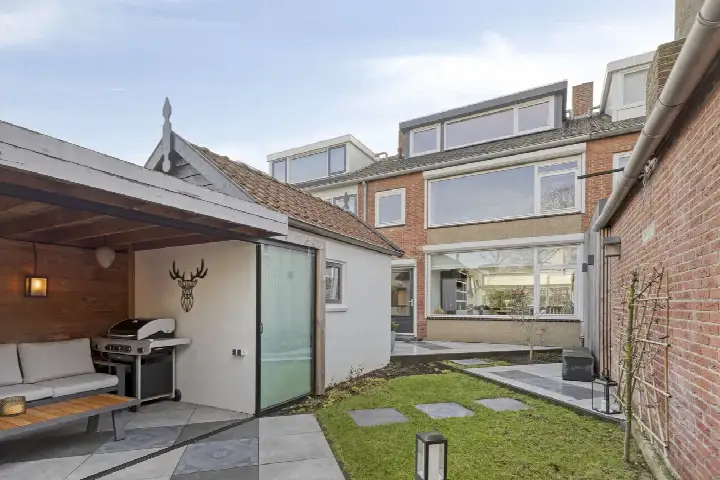 Terraced house for sale: Cort van der Lindenlaan 28, Staatsliedenbuurt Sliedrecht
