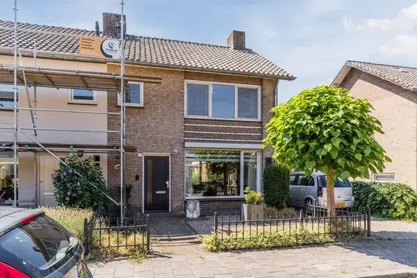 Twee-onder-één-kap te koop: Crocusstraat 11, Hoevenseveld Uden