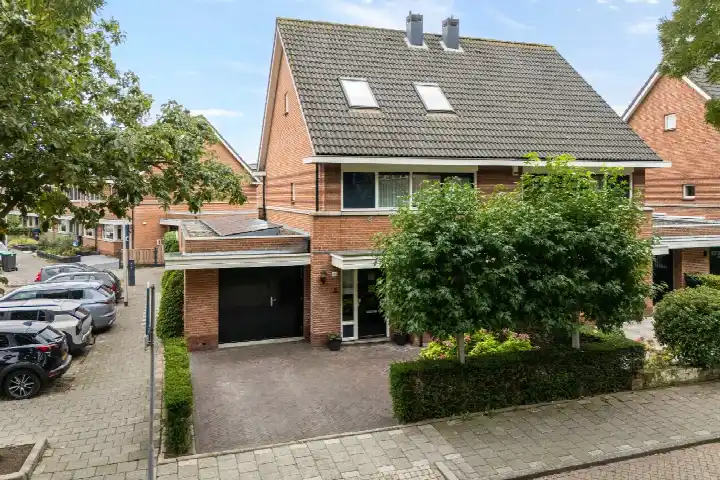 Corner house for sale: Cuypersdreef 41, Bijdorp Barendrecht