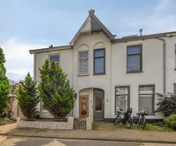 Corner house for sale: Dahliastraat 3, Bloemenkwartier Noord Hilversum