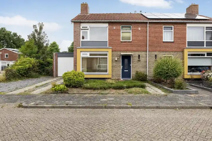 Twee-onder-één-kap te koop: Dahliastraat 31, Zeeheldenbuurt Winschoten