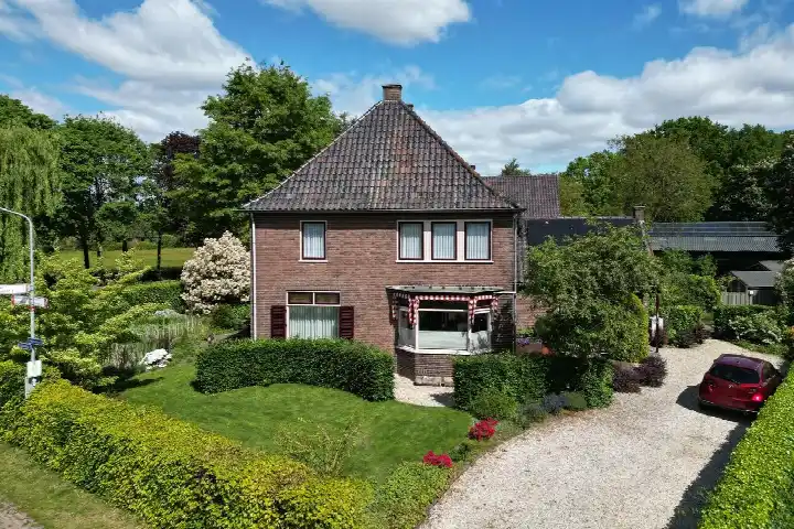 Twee-onder-één-kap te koop: Dassenloop 13, Verspreide huizen Hernen Hernen