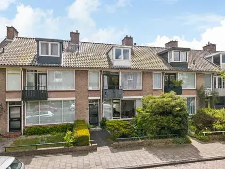 Terraced house for sale: De Bazelstraat 18, Gasthuiswijk Leiden