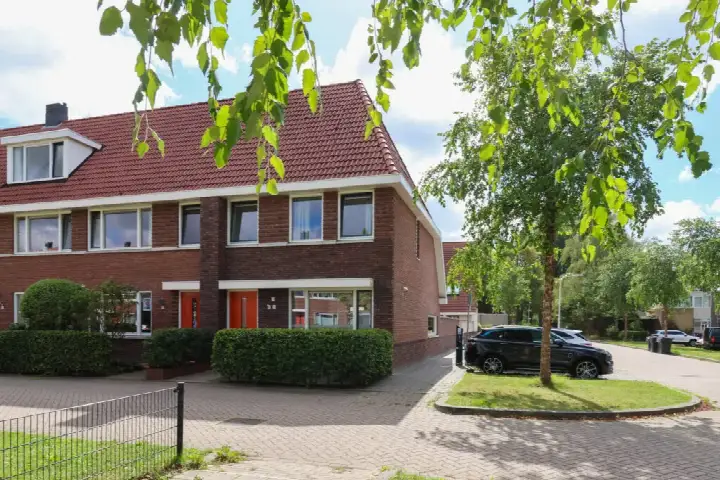 Corner house for sale: de Fennen 388, Bilgaard Leeuwarden