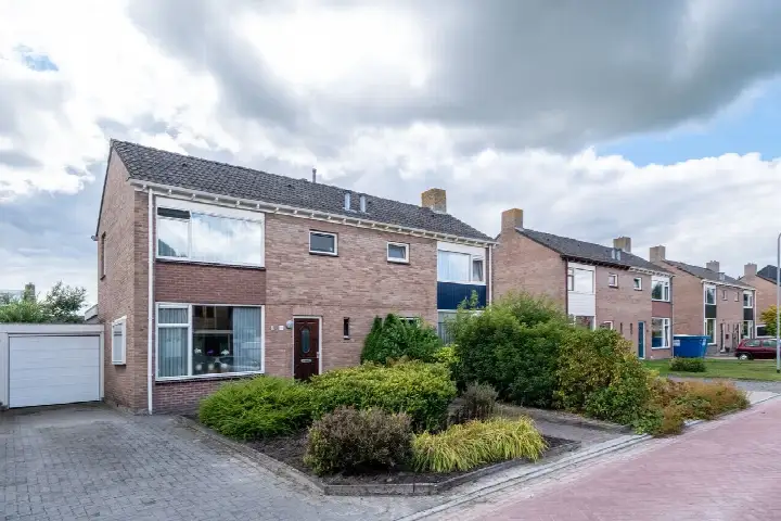 Tussenwoning te koop: De Helling 56, Centrum Leek en omgeving Leek