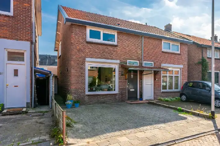 Twee-onder-één-kap te koop: De la Reylaan 12, Centrumschil-Noord Zeist