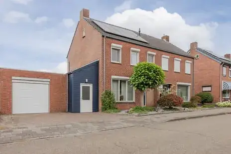 Twee-onder-één-kap te koop: De Lom de Berghlaan 52, Lottum Lottum