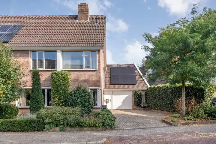 Twee-onder-één-kap te koop: de Marsjes 4, De Höfte Hellendoorn