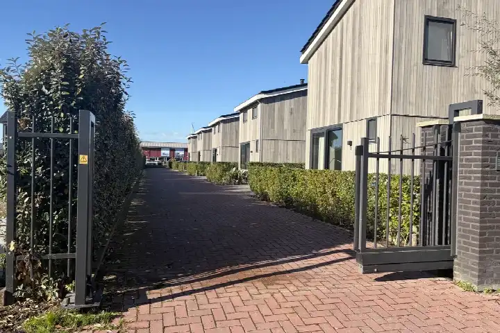 Detached house for sale: De Opper 14-008, Verspreide huizen Heeg Heeg