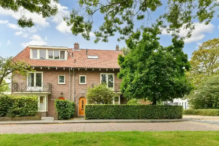 Twee-onder-één-kap te koop: De Ruyschlaan 155, Kruiskerkbuurt Amstelveen