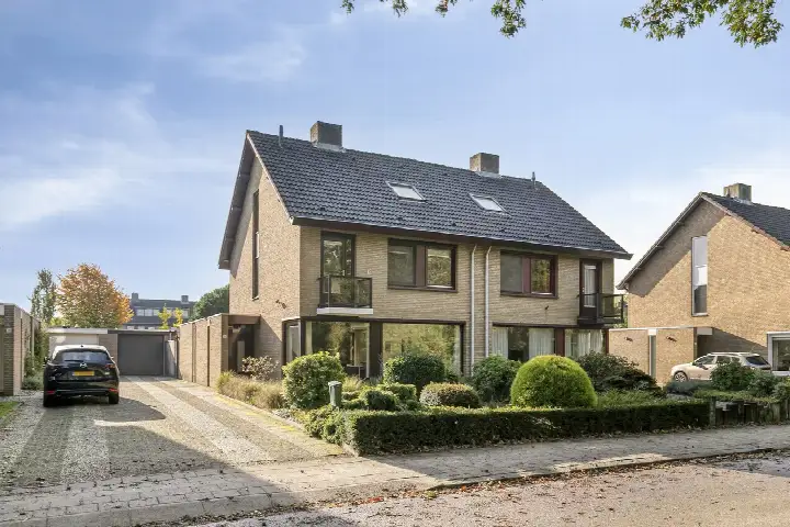 Twee-onder-één-kap te koop: De Uilenburg 36, Zeelst Veldhoven