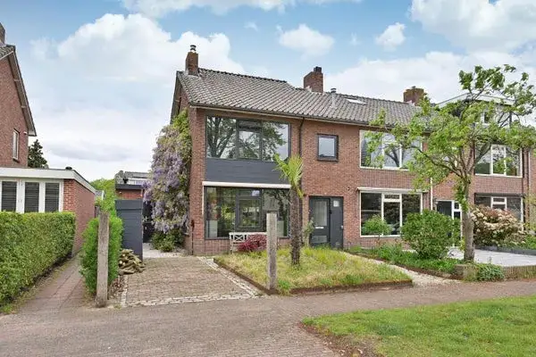 Corner house for sale: De Savornin Lohmanlaan 10, Zuidereng Huizen