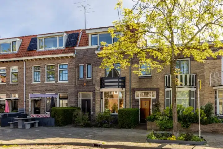 Tussenwoning te koop: Delistraat 90, Soendabuurt Haarlem