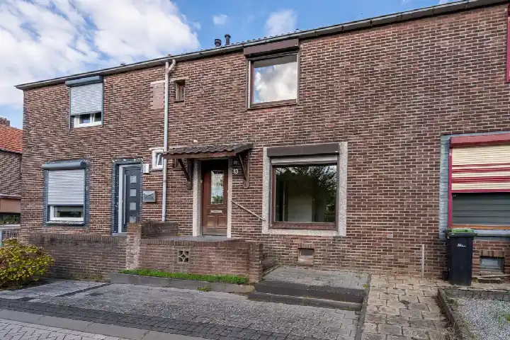 Terraced house for sale: Den Boschstraat 13, Schaesbergerveld Heerlen