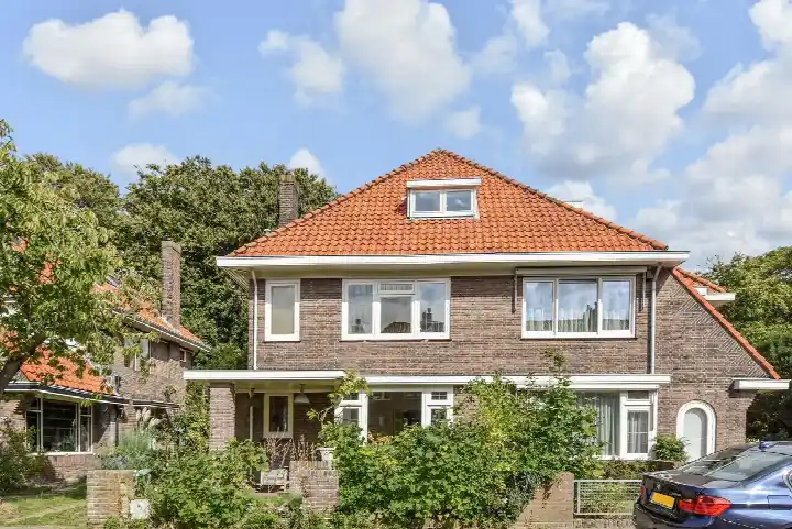 Twee-onder-één-kap te koop: Den Burghstraat 27, Voorburg West zuid Voorburg