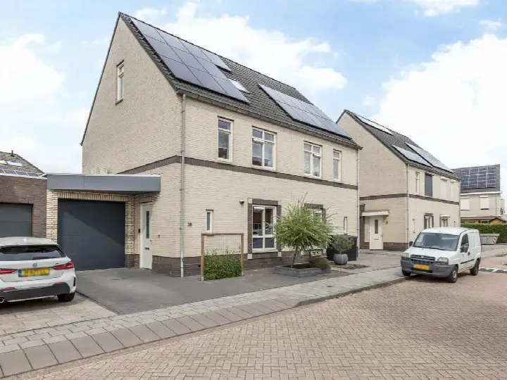 Tussenwoning te koop: Dienst 38, Emma Brunssum