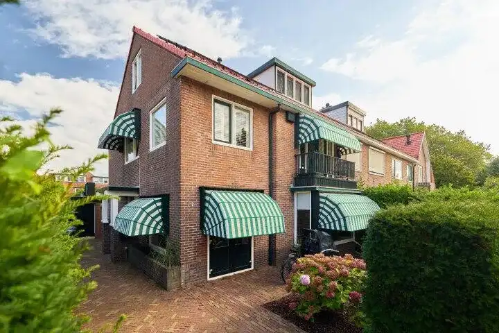 Hoekwoning te huur: Diependaalselaan 136, Bloemenkwartier Zuid Hilversum