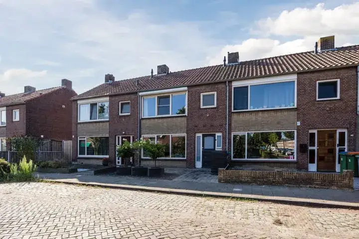 Tussenwoning te koop: Doctor Ariënslaan 155, Centrum Zevenbergen