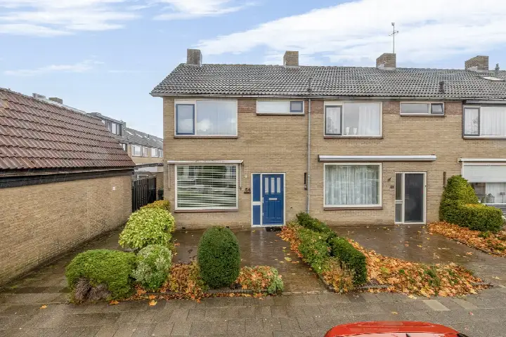 Hoekwoning te koop: Doetinchemsestraat 64, Middelharnis bomenbuurt Middelharnis
