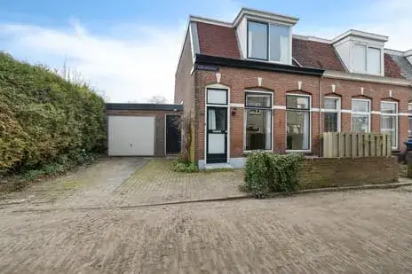 Terraced house for sale: Dokkumerstraat 1, Oldegalileën Leeuwarden