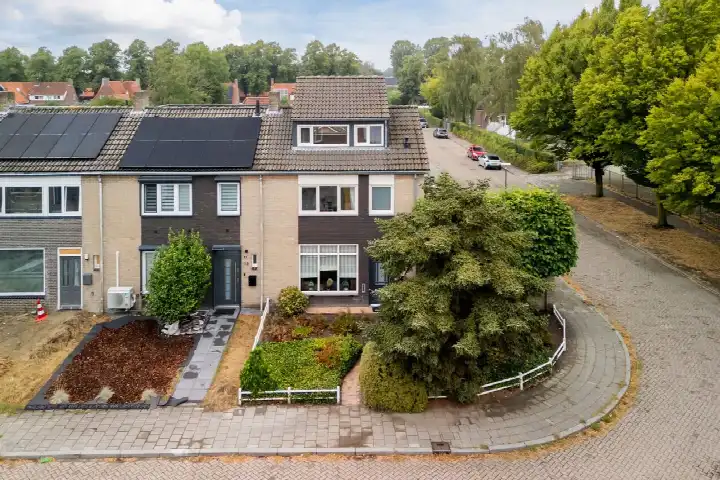 Corner house for sale: Dokter A.Hoynck van Papendrechtstraat 16, Dokter A.Hoynck van Papendrechtstraat-Dokter Duchateaustraat Bergeijk