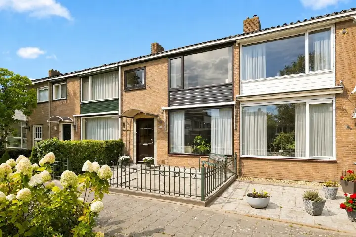 Tussenwoning te koop: Dokter Bonstraat 29, Langeheit West Assendelft